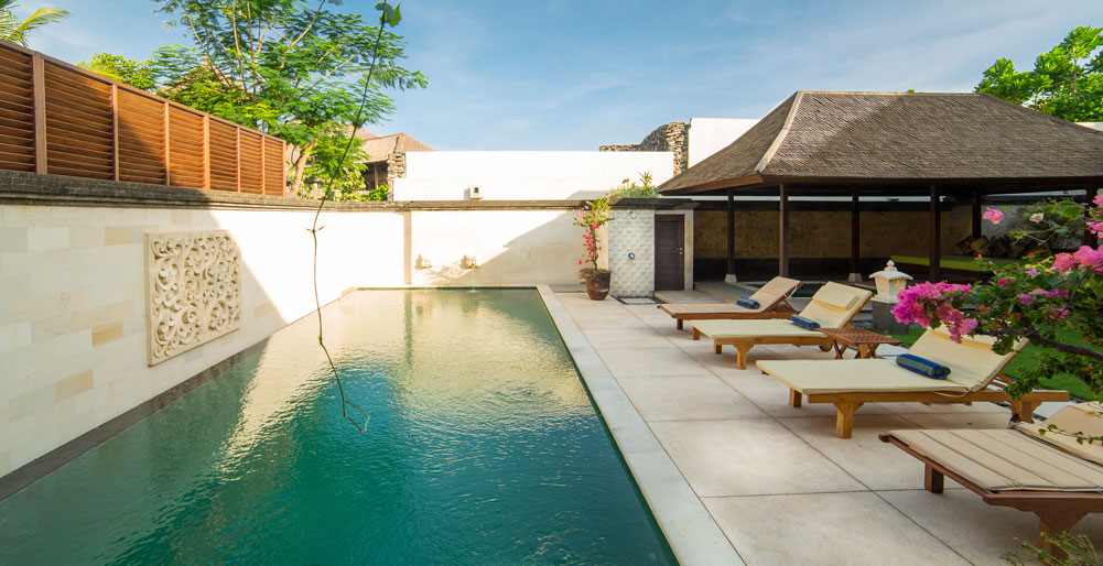 Villa Bayu Gita Residence - Sun loungers by the pool